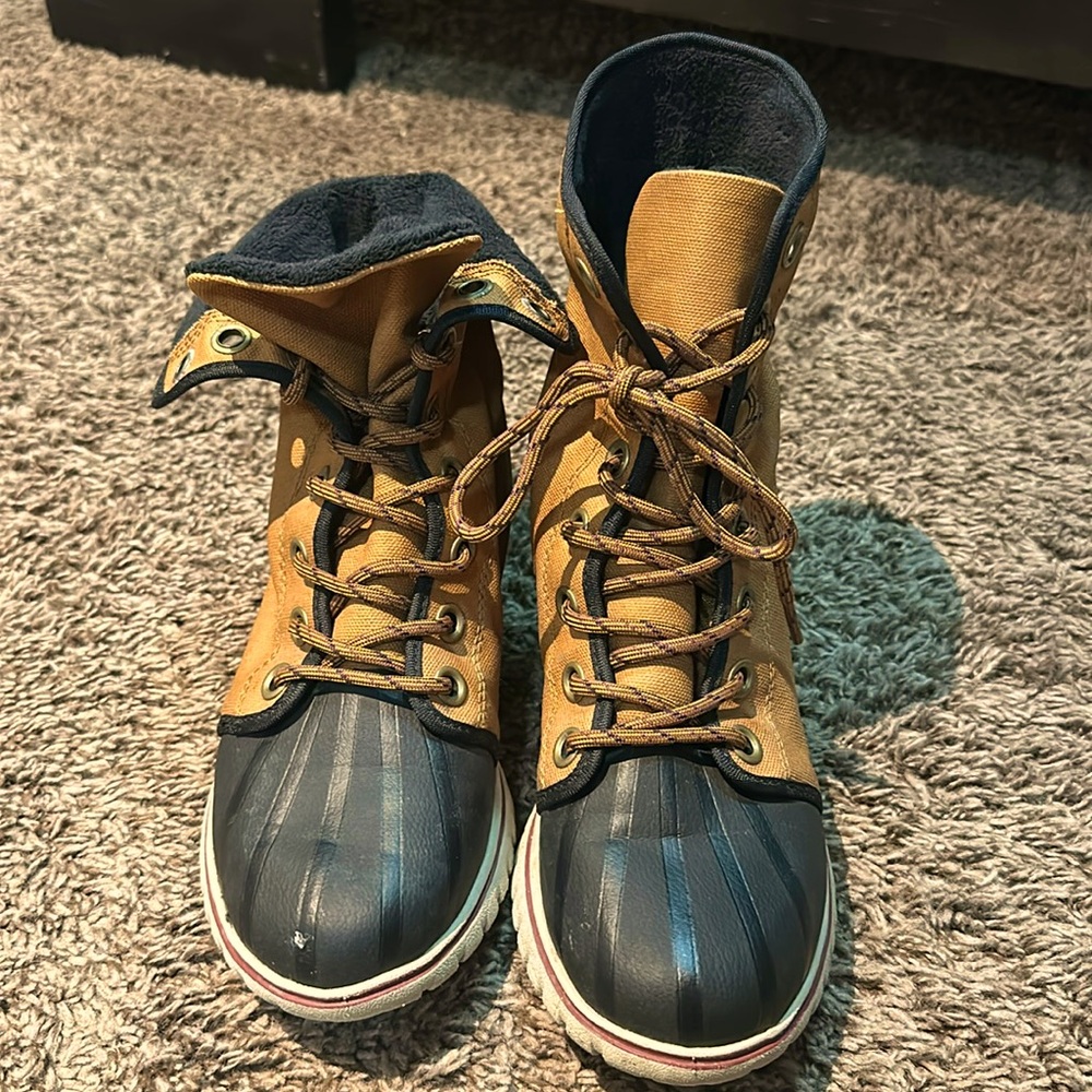 Beautiful waterproof Sorel boots size 6. In excellent condition.